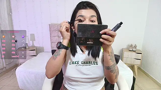 Snapshot of mia_traveluxe chatting on 10-27-25, 02:37 mia traveluxe online show from 10-27-25, 02:37