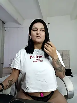 Snapshot of mia_traveluxe chatting on 10-29-25, 04:04 mia traveluxe online show from 10-29-25, 04:04