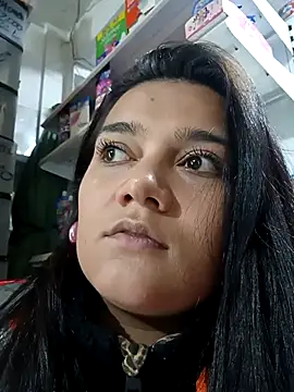 Snapshot of mia_traveluxe chatting on 12-05-25, 04:43 mia traveluxe online show from 12-05-25, 04:43