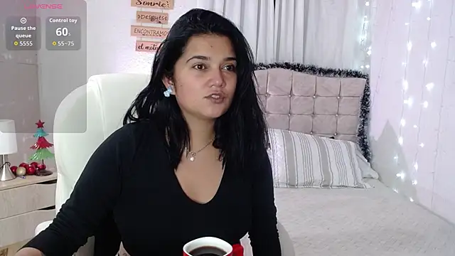 Snapshot of mia_traveluxe chatting on 12-19-25, 04:30 mia traveluxe online show from 12-19-25, 04:30