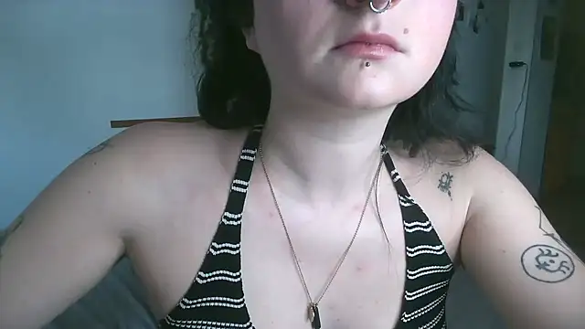 Snapshot of Violett3333 chatting on 10-23-25, 03:44 Violett3333 online show from 10-23-25, 03:44