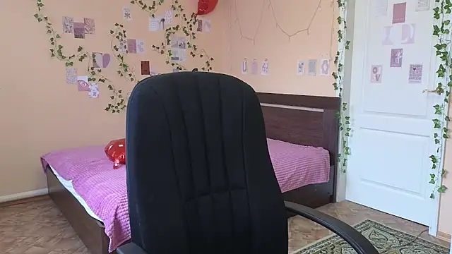 Snapshot of Ronda_Roni chatting on 04-13-26, 05:13 Ronda Roni online show from 04-13-26, 05:13