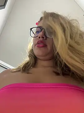 Snapshot of sara_calderon chatting on 09-26-25, 01:26 sara calderon online show from 09-26-25, 01:26