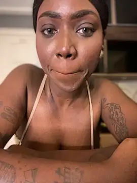 Snapshot of Alexia_24 chatting on 10-27-25, 12:47 Alexia 24 online show from 10-27-25, 12:47