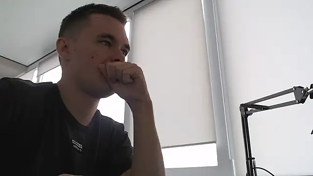 Snapshot of FreddyBredi chatting on 10-06-25, 07:06 FreddyBredi online show from 10-06-25, 07:06