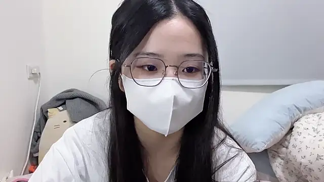 Snapshot of LHeart chatting on 10-27-25, 02:21 LHeart online show from 10-27-25, 02:21