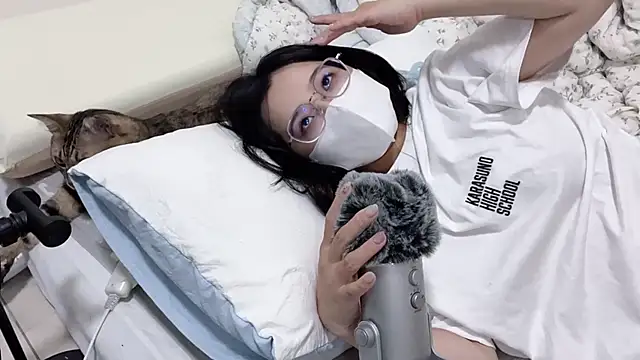 Snapshot of LHeart chatting on 10-31-25, 02:40 LHeart online show from 10-31-25, 02:40