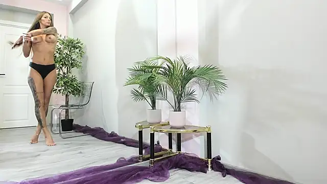 Snapshot of MayaHellen chatting on 12-14-25, 05:35 MayaHellen online show from 12-14-25, 05:35