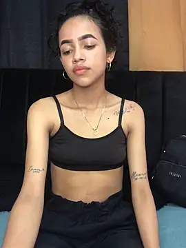 Snapshot of violeta_18x chatting on 10-12-25, 05:23 violeta 18x online show from 10-12-25, 05:23