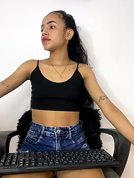 Snapshot of violeta_18x chatting on 12-05-25, 07:43 violeta 18x online show from 12-05-25, 07:43