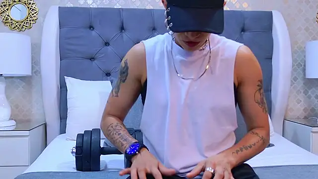 ZoeKrug online show from 10-30-25, 11:44