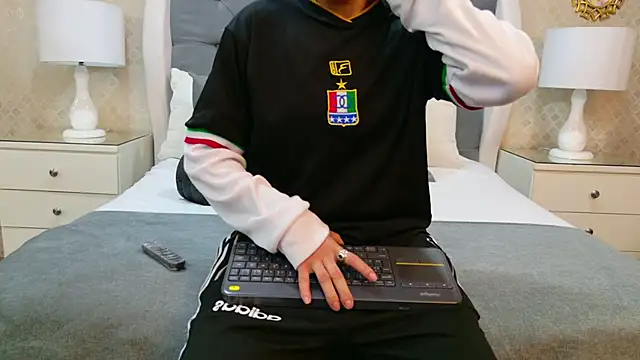 ZoeKrug online show from 11-12-25, 11:21