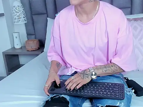 ZoeKrug online show from 02-14-26, 05:43