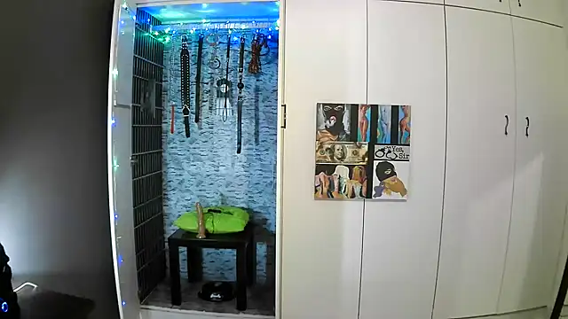 Snapshot of BaDSubMiss chatting on 10-12-25, 04:11 BaDSubMiss online show from 10-12-25, 04:11