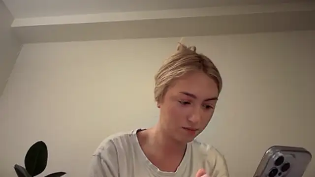 Snapshot of Kitty_Swetty chatting on 12-17-25, 11:55 Kitty Swetty online show from 12-17-25, 11:55