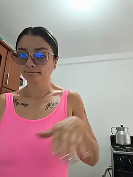 Snapshot of Coralinne__ chatting on 07-17-26, 04:01 Coralinne online show from 07-17-26, 04:01