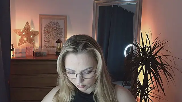 Snapshot of marrygrayes chatting on 01-21-25, 12:04 marrygrayes online show from 01-21-25, 12:04