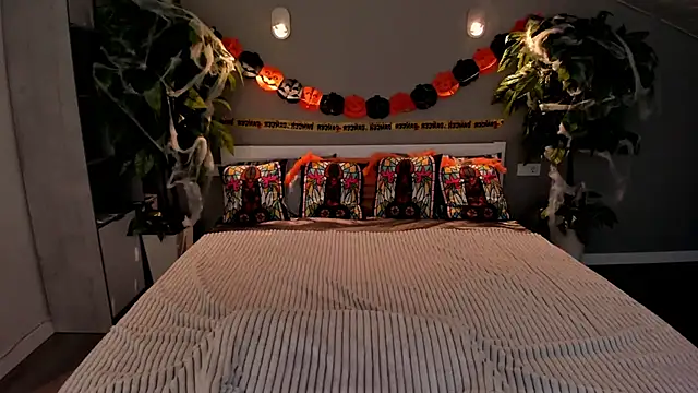 Snapshot of IvyLaurent chatting on 10-25-25, 05:37 IvyLaurent online show from 10-25-25, 05:37