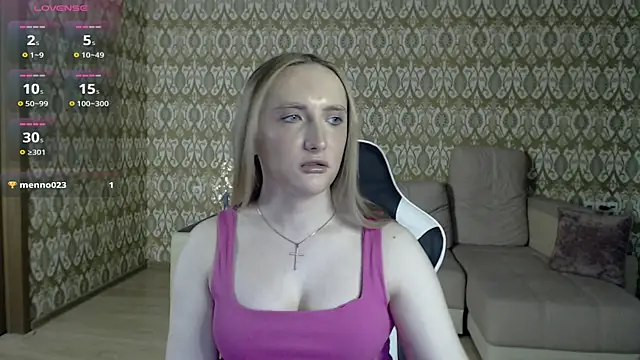 Snapshot of Vi_Luxy chatting on 05-03-26, 02:06 Vi Luxy online show from 05-03-26, 02:06