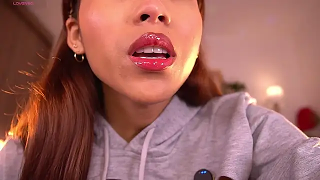 Snapshot of violeth____ chatting on 12-19-25, 01:18 violeth online show from 12-19-25, 01:18