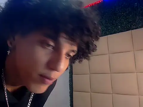 Snapshot of Xfire_boy69 chatting on 10-08-25, 03:20 Xfire boy69 online show from 10-08-25, 03:20