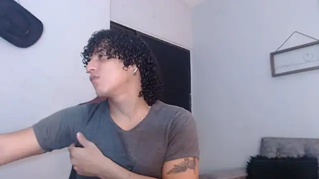 Snapshot of Xfire_boy69 chatting on 10-24-25, 04:25 Xfire boy69 online show from 10-24-25, 04:25