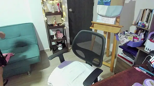 Snapshot of lady_sophie chatting on 10-31-25, 02:51 lady sophie online show from 10-31-25, 02:51