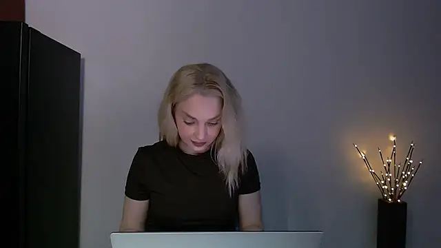 Snapshot of Lia_noo_regrets chatting on 05-30-26, 04:04 Lia noo regrets online show from 05-30-26, 04:04