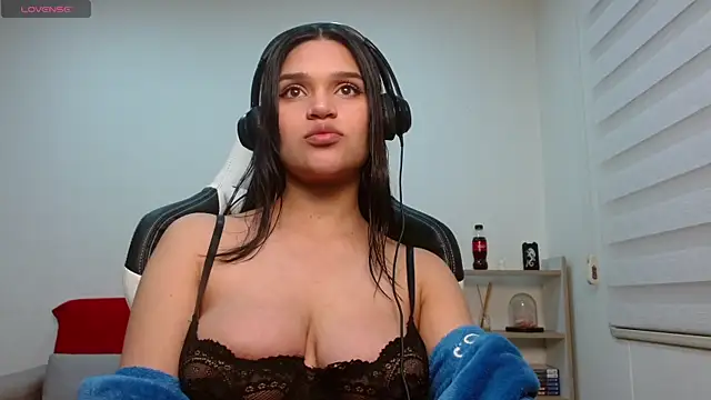 Snapshot of Roxxi_2110 chatting on 09-13-25, 01:27 Roxxi 2110 online show from 09-13-25, 01:27