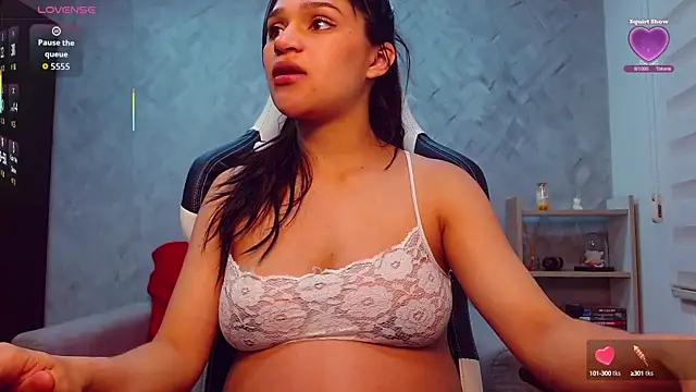 Snapshot of Roxxi_2110 chatting on 10-10-25, 01:37 Roxxi 2110 online show from 10-10-25, 01:37