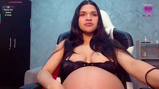 Snapshot of Roxxi_2110 chatting on 10-16-25, 01:50 Roxxi 2110 online show from 10-16-25, 01:50