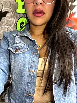 Snapshot of Liulee2 chatting on 10-19-25, 04:29 Liulee2 online show from 10-19-25, 04:29