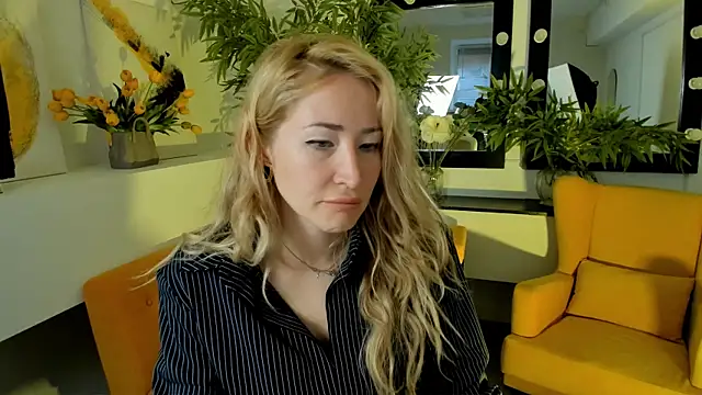 Snapshot of AstraMonroe chatting on 09-29-25, 04:39 AstraMonroe online show from 09-29-25, 04:39