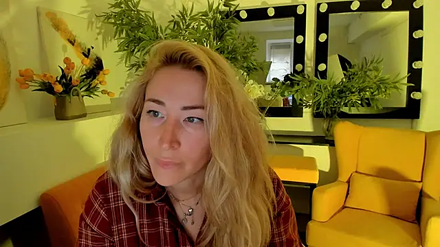 Snapshot of AstraMonroe chatting on 10-01-25, 04:18 AstraMonroe online show from 10-01-25, 04:18