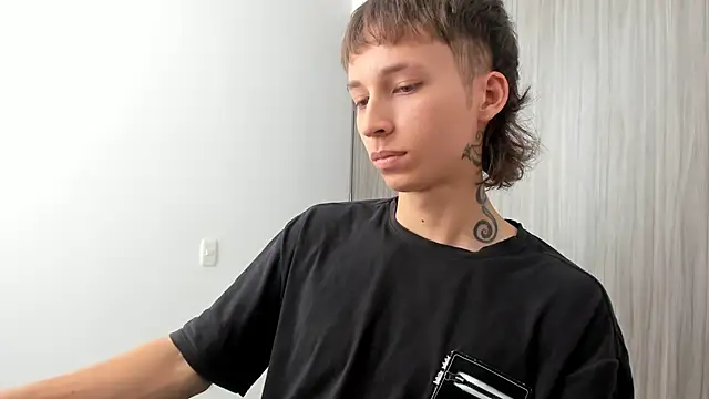 Snapshot of spacehumanz chatting on 02-25-26, 07:01 spacehumanz online show from 02-25-26, 07:01