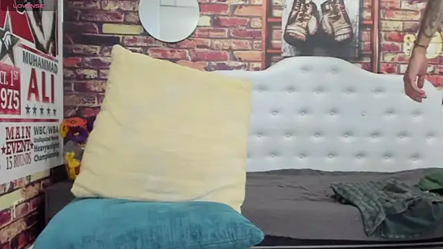 Snapshot of Ian1_ chatting on 11-14-25, 02:32 Ian1 online show from 11-14-25, 02:32