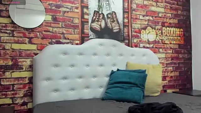 Snapshot of Ian1_ chatting on 11-16-25, 12:44 Ian1 online show from 11-16-25, 12:44