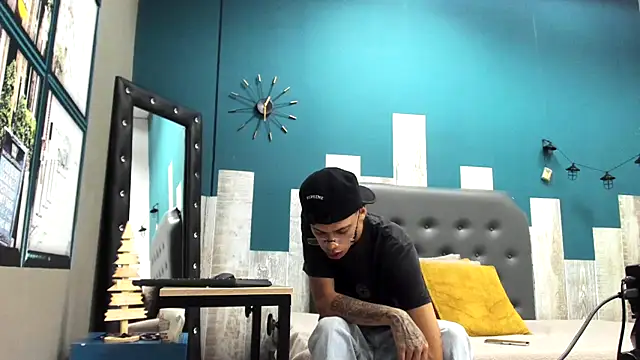 Snapshot of Ian1_ chatting on 11-27-25, 11:34 Ian1 online show from 11-27-25, 11:34