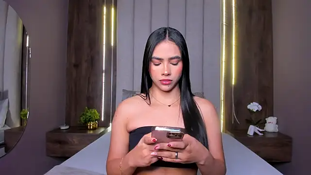 Snapshot of LucySalvatore_ chatting on 09-19-25, 11:55 LucySalvatore online show from 09-19-25, 11:55