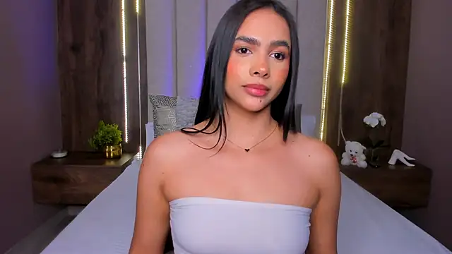 Snapshot of LucySalvatore_ chatting on 09-28-25, 01:22 LucySalvatore online show from 09-28-25, 01:22