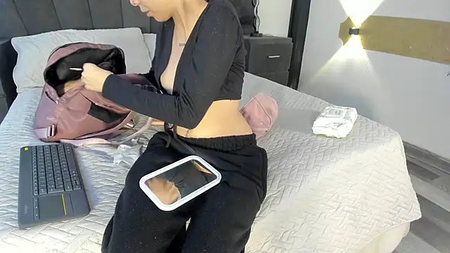 Snapshot of CleoWhite chatting on 09-09-25, 04:45 CleoWhite online show from 09-09-25, 04:45