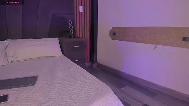 Snapshot of CleoWhite chatting on 09-22-25, 05:42 CleoWhite online show from 09-22-25, 05:42