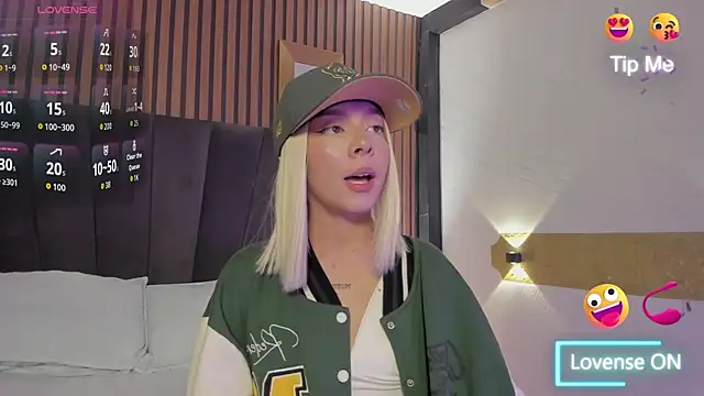 Snapshot of CleoWhite chatting on 09-24-25, 06:17 CleoWhite online show from 09-24-25, 06:17