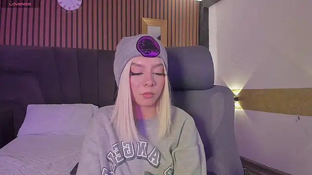 Snapshot of CleoWhite chatting on 09-26-25, 04:27 CleoWhite online show from 09-26-25, 04:27