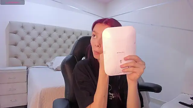 Snapshot of CleoWhite chatting on 10-31-25, 07:59 CleoWhite online show from 10-31-25, 07:59