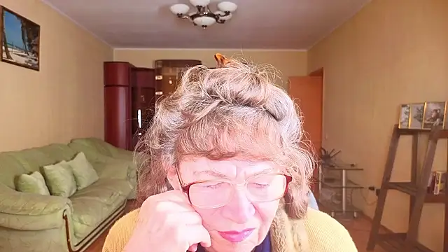 Betty Brick online show from 01-14-26, 01:39