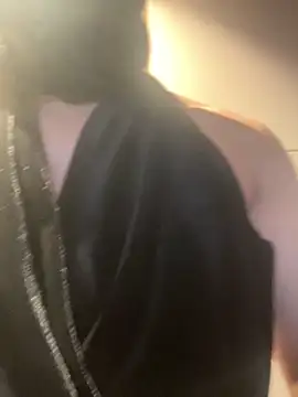 Snapshot of amiliatr chatting on 11-21-25, 12:15 amiliatr online show from 11-21-25, 12:15