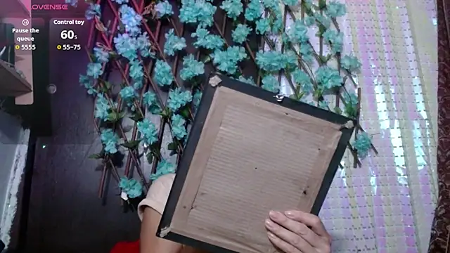 Snapshot of darling_hott chatting on 10-24-25, 10:33 darling hott online show from 10-24-25, 10:33