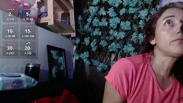 Snapshot of darling_hott chatting on 10-31-25, 11:44 darling hott online show from 10-31-25, 11:44