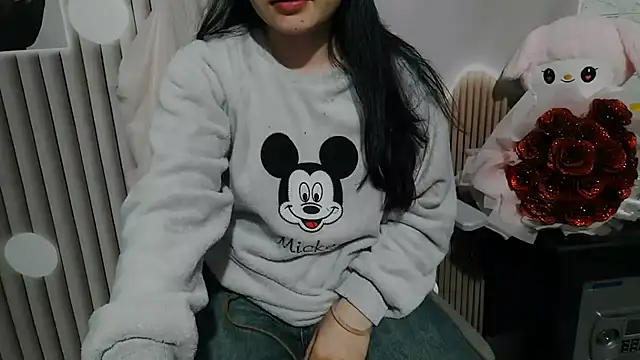 Snapshot of Emachiii chatting on 11-19-25, 04:45 Emachiii online show from 11-19-25, 04:45